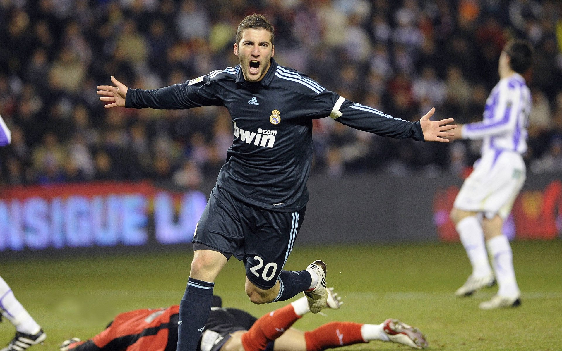 爱爱游戏-_智能运动鞋科技发布：步伐更轻盈_，智能运动鞋图片